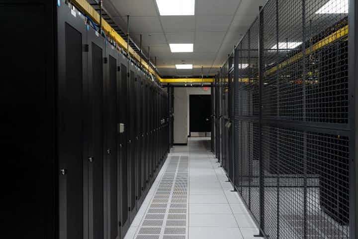 Iron Mountain Data Centers AZS-1 - azs-1-cages-and-cabinets.jpg