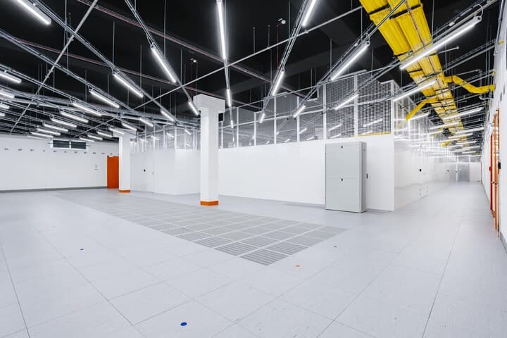 Iron Mountain Data Centers FRA-2 - fra-2-data-hall.jpg