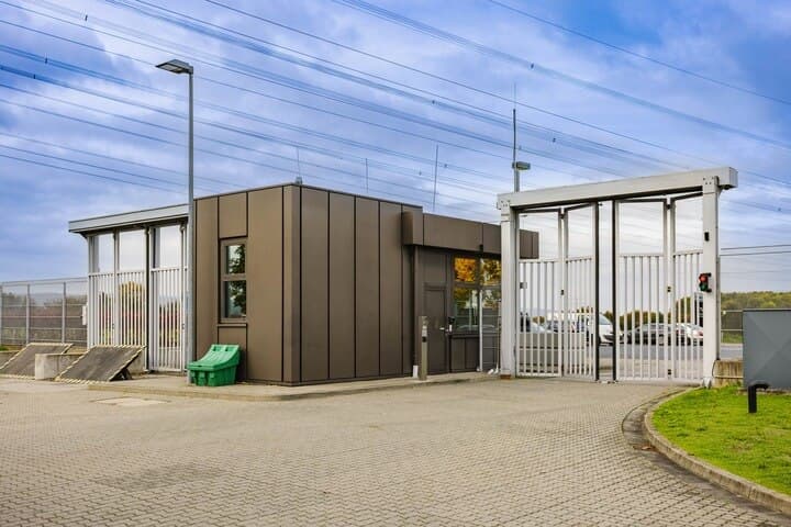 Iron Mountain Data Centers FRA-2 - fra-2-gated-entrance.jpg