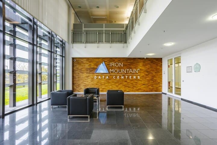 Iron Mountain Data Centers FRA-2 - fra-2-lobby.jpg