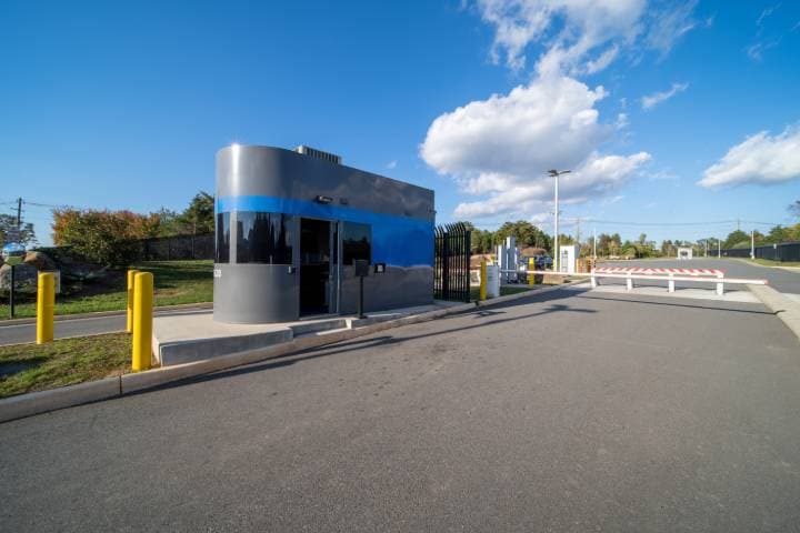 Iron Mountain Data Centers VA-2 - va-1-va-2-entrance-gate.jpg