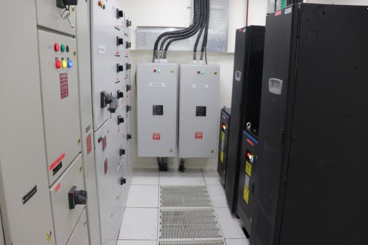 Iron Mountain Data Centers PUN-1 - pun-1-ups-room.jpg