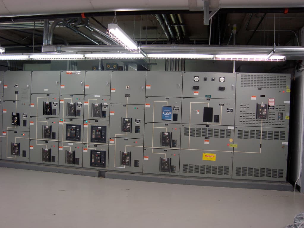 LeaseWeb Montreal MTL-03 - Connecting electricity