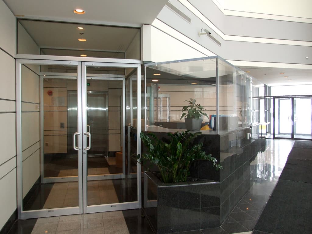 LeaseWeb Montreal MTL-03 - Secure access