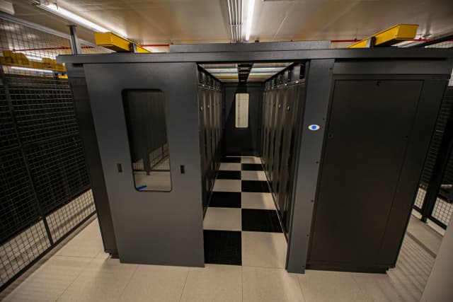 Paratus Angola DC2 - Compartments