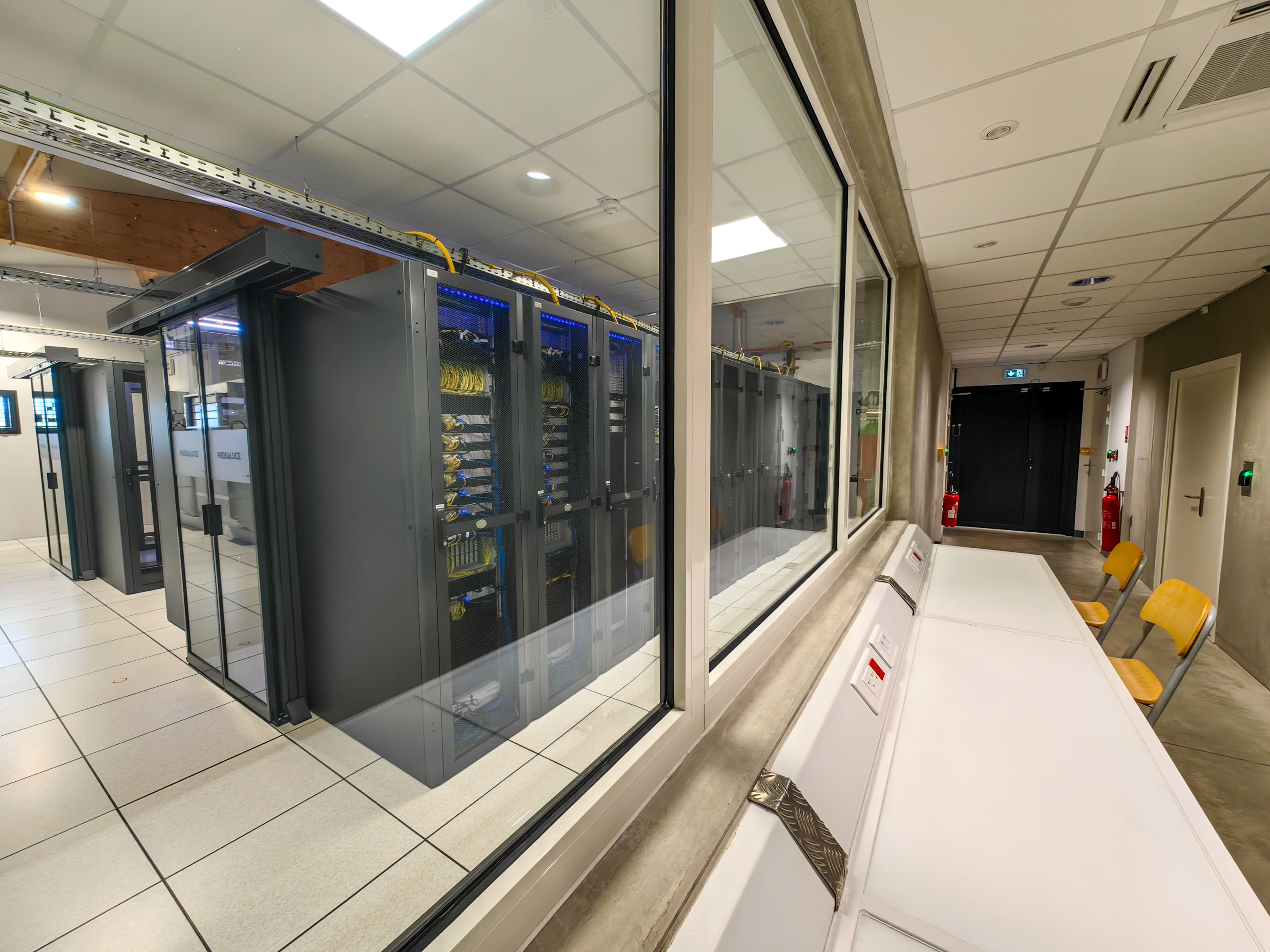 Prosoluce SG-1 - SAS access to the data center with view of IT room