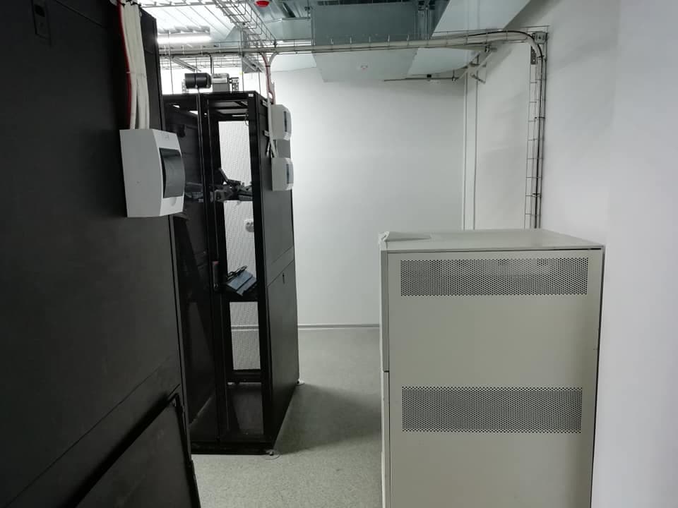 Ukrnames DC2 - APC Netshelter sx 42u