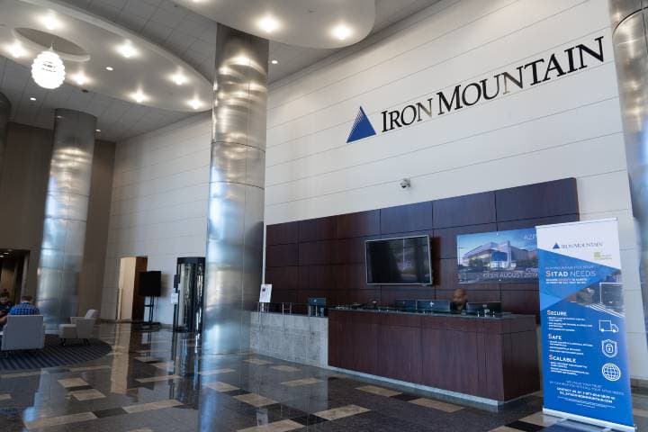 Iron Mountain Data Centers AZP-1 - azp-1-lobby.jpg