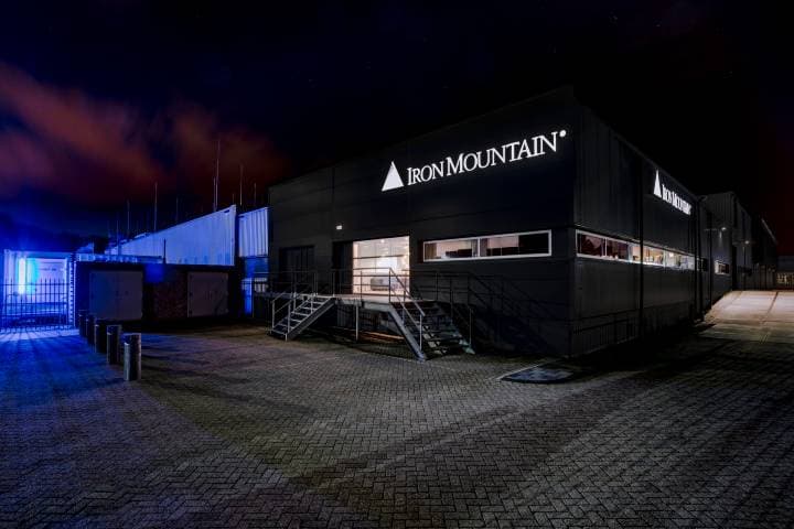 Iron Mountain Data Centers AMS-1 - ams-1-exterior-night.jpg