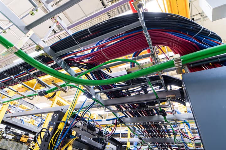 Iron Mountain Data Centers DEN-1 - den-1-cabling.jpg