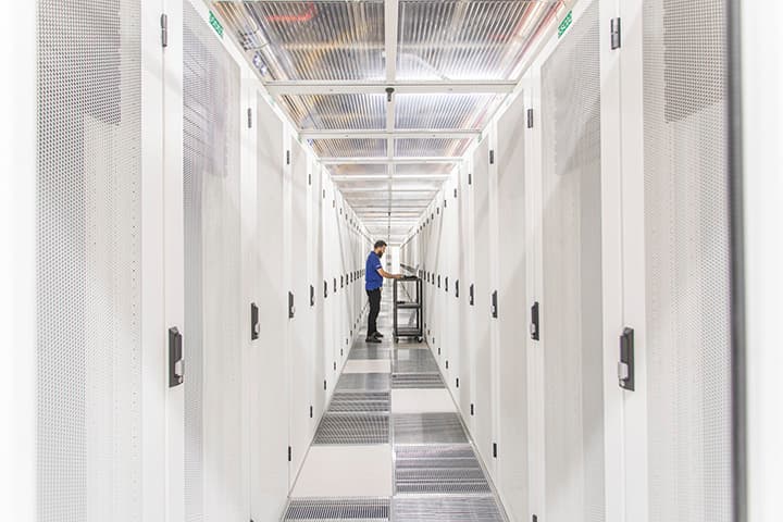 Iron Mountain Data Centers LON-1 - lon-1-data-centre-rack-row.jpg