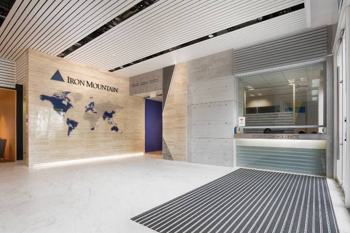 Iron Mountain Data Centers SIN-1 - sin-1-lobby.jpg