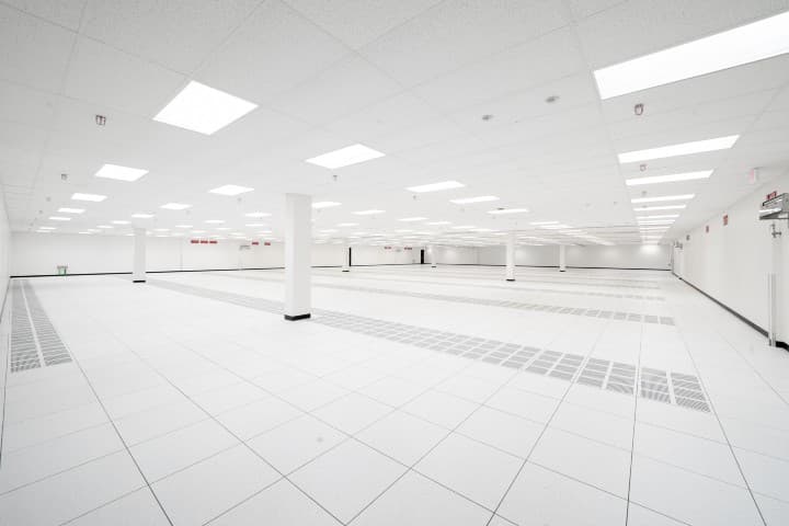 Iron Mountain Data Centers AZS-1 - azs-1-data-hall-2.jpg
