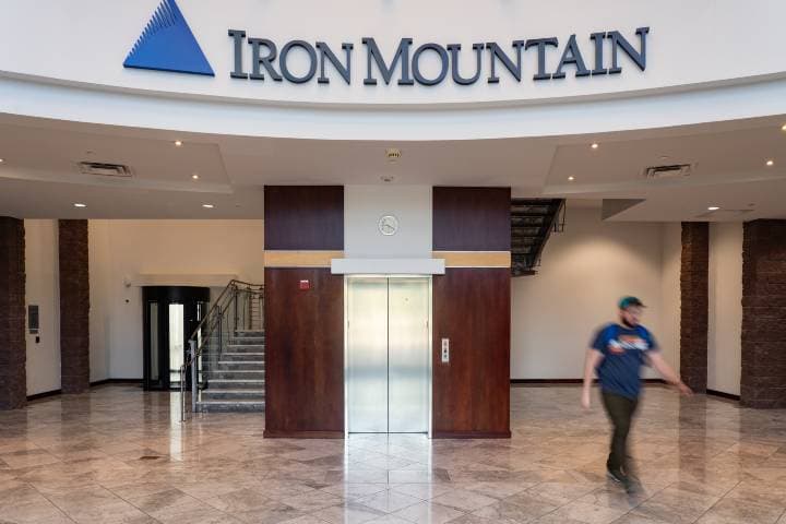 Iron Mountain Data Centers AZS-1 - azs-1-lobby.jpg