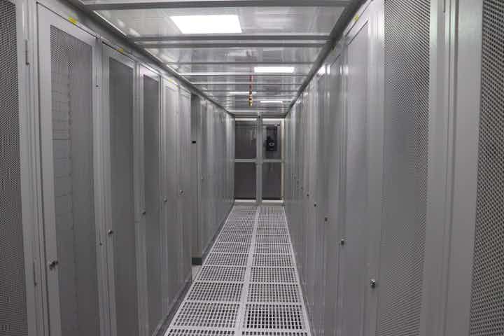 pun-1-data-center-cabinet-cold-aisle.jpg