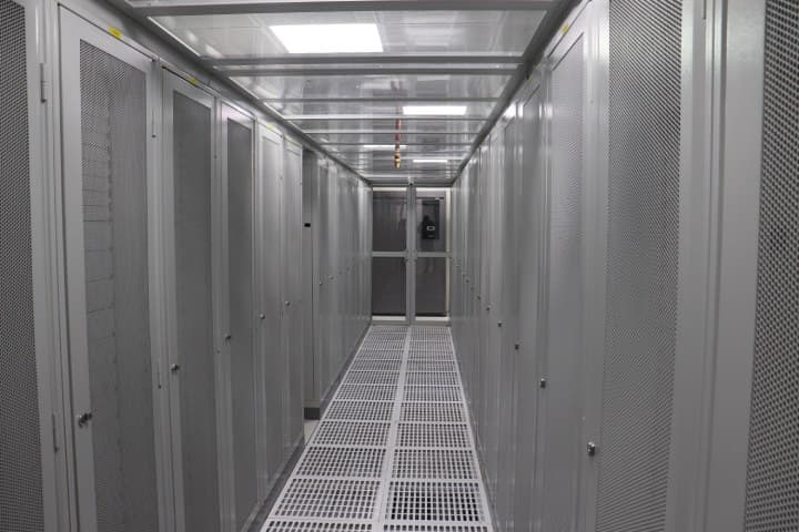 Iron Mountain Data Centers PUN-1 - pun-1-data-center-cabinet-cold-aisle.jpg