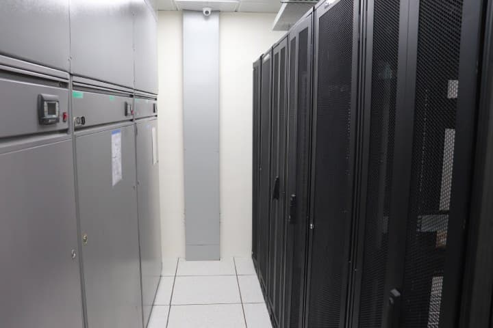 Iron Mountain Data Centers PUN-1 - pun-1-data-center-cabinet-row.jpg
