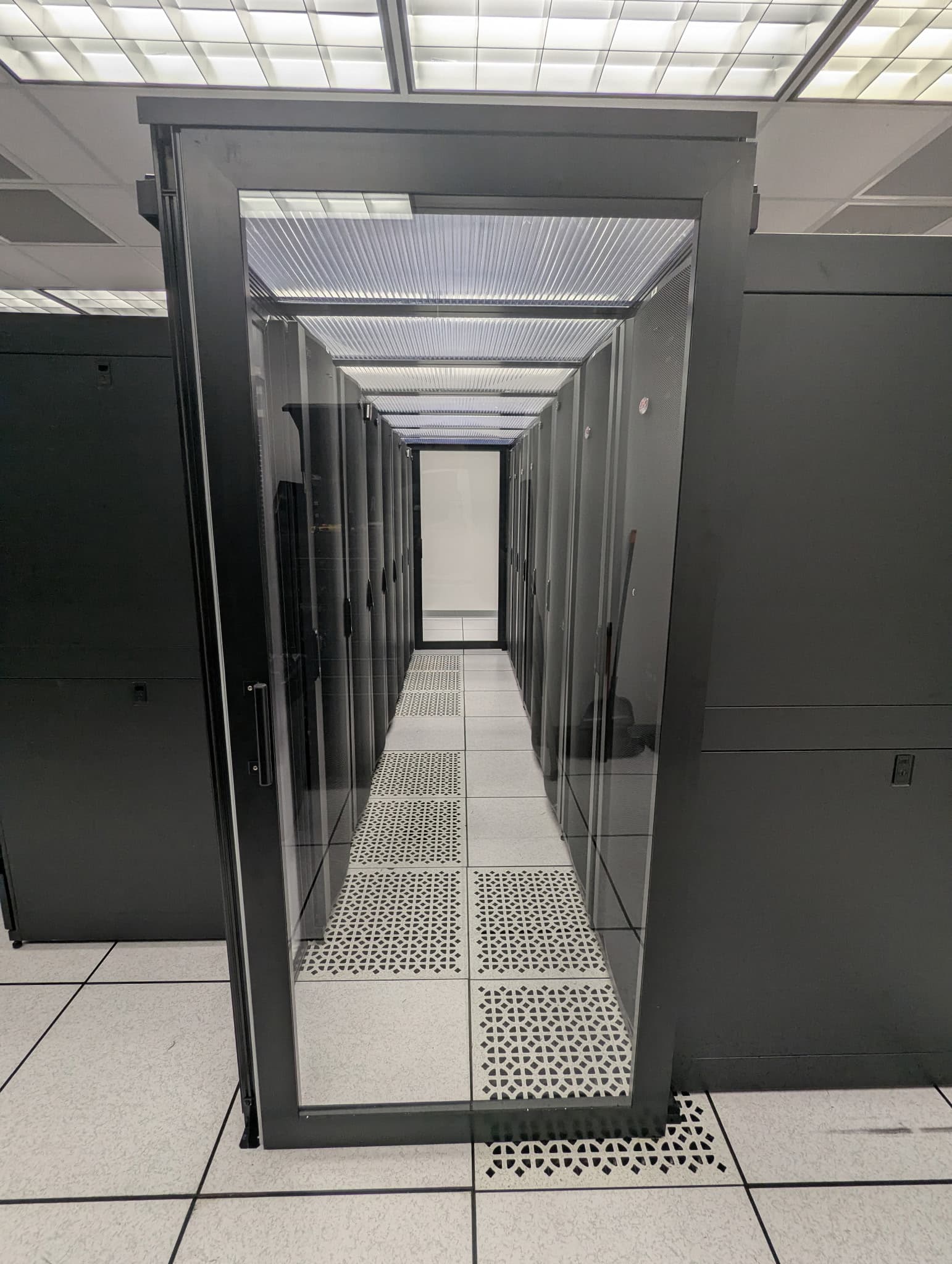 OneColo Tampa - data-center-rows-3.jpg