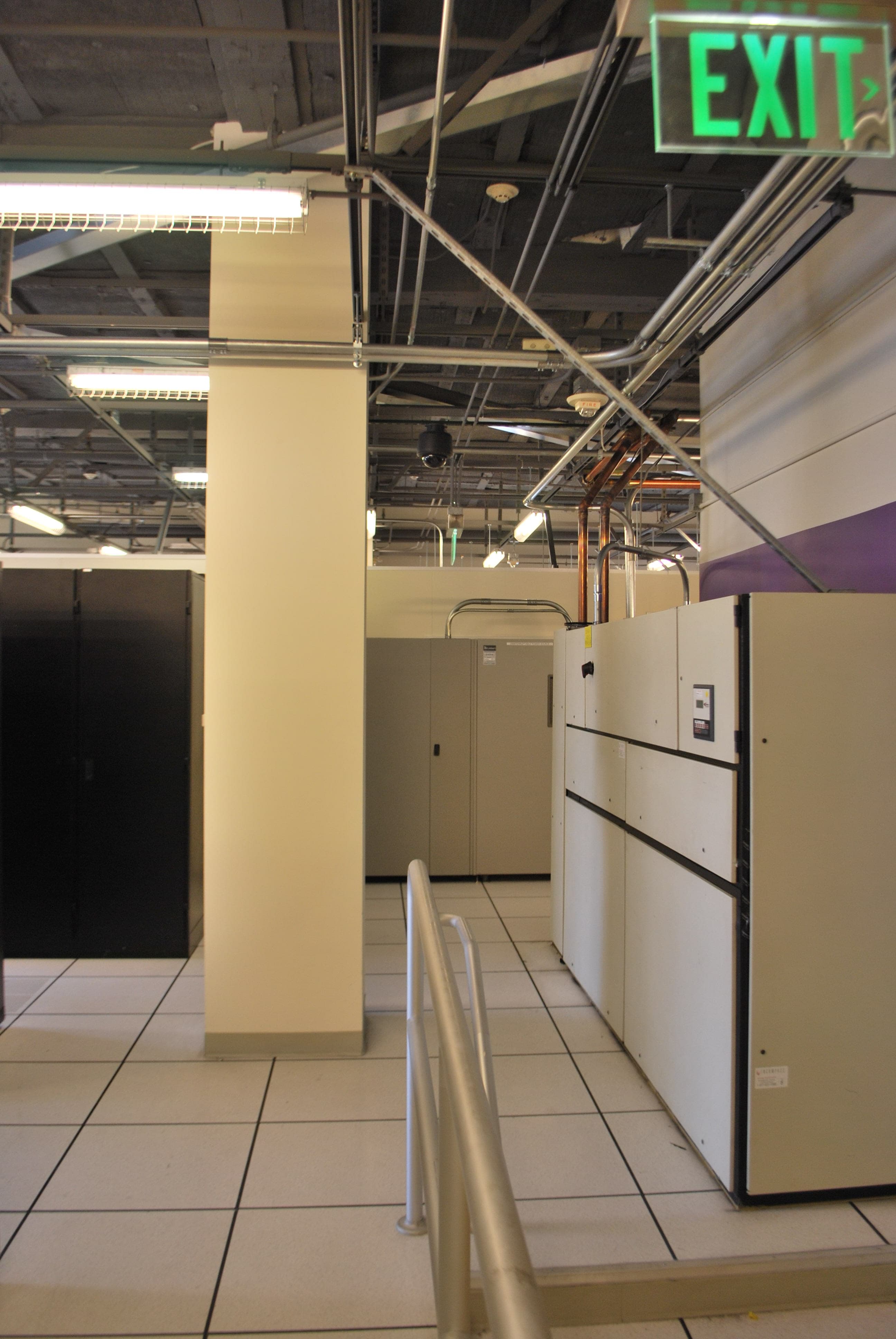 QuadraNet Los Angeles - N+1 AC & Power