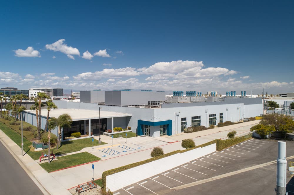 Serverfarm-LAX1-data-center-1.jpg
